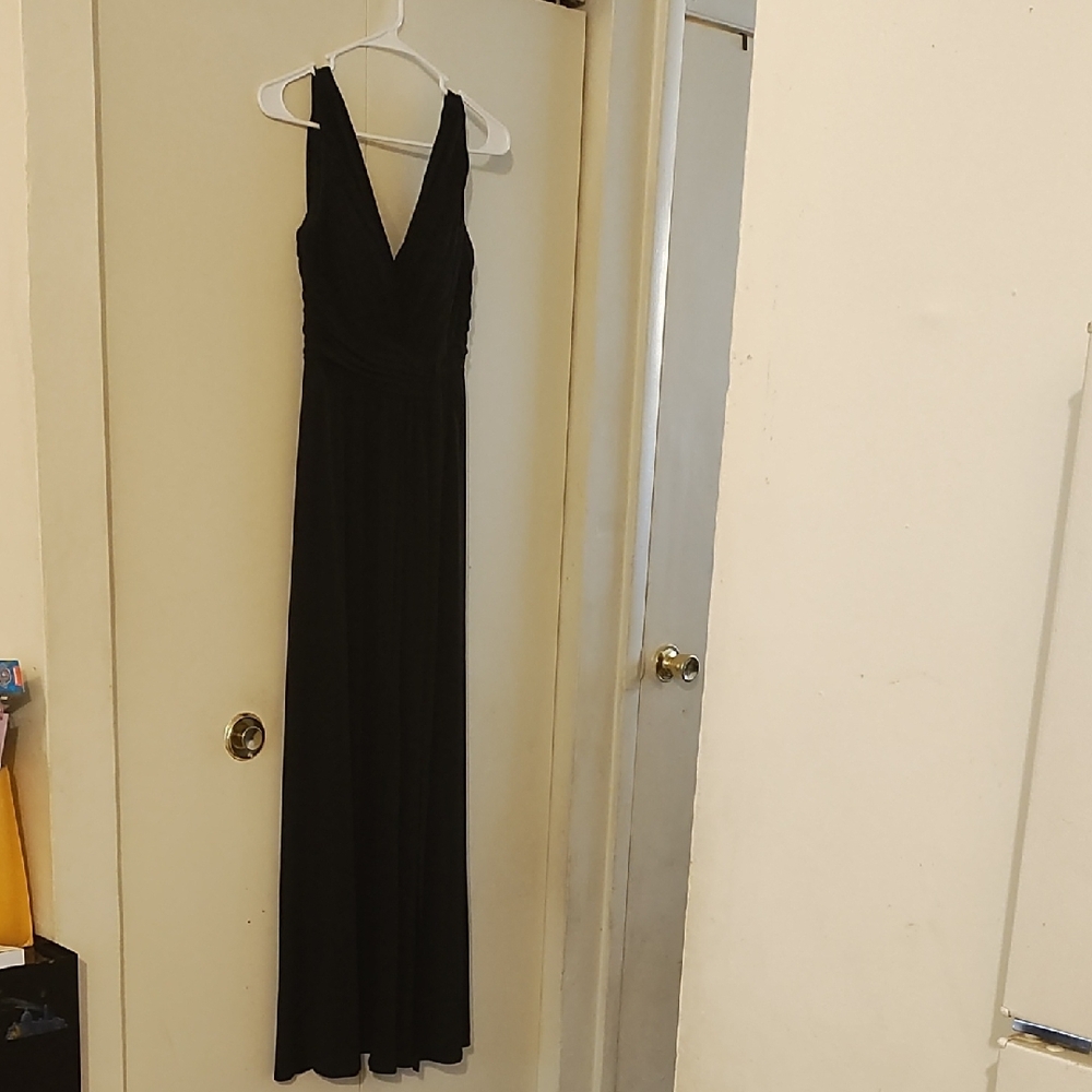 Elegant Black Evening Gown - Picture 1 of 9